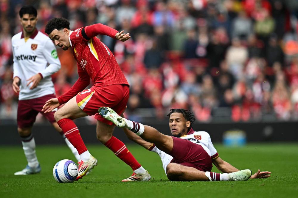 NBA常规赛，湖人104-98击败火.